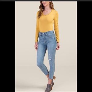 Levi’s wedgie skinny fit. Worn once in perfect condition.